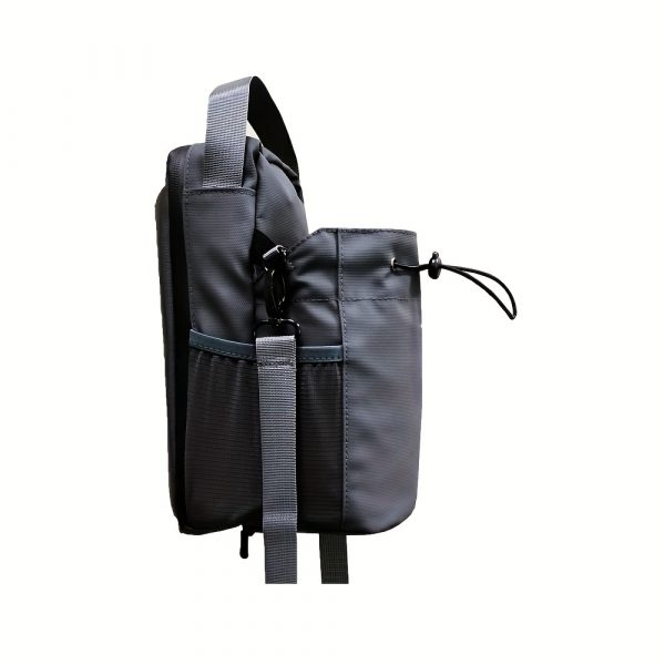1f308726-a7d4-4f09-b2de-1644ce621cf2.jpg حقيبة عملية بتصميم رياضي أنيق، مصنوعة من قماش أوكسفورد عالي الجودة لمتانة تدوم طويلاً. مزودة بسحّاب قوي وسعة مثالية لحمل مستلزماتك اليومية أو أدوات التمرين. خيار مثالي لمحبي النشاط والحركة.