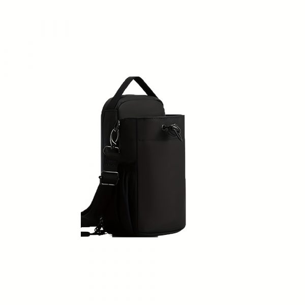 a484c407-f408-4011-82f8-94fabc9bd4df.jpg حقيبة عملية بتصميم رياضي أنيق، مصنوعة من قماش أوكسفورد عالي الجودة لمتانة تدوم طويلاً. مزودة بسحّاب قوي وسعة مثالية لحمل مستلزماتك اليومية أو أدوات التمرين. خيار مثالي لمحبي النشاط والحركة.